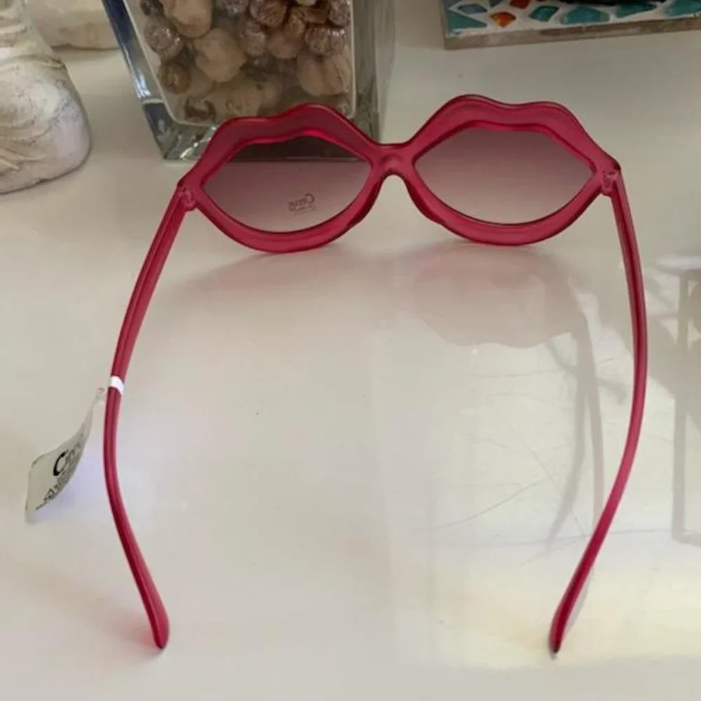 Circus by Sam Edelman Lip Sunglasses